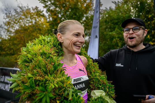 Hanna Lindholm springer i mål som vinnare av damklassen