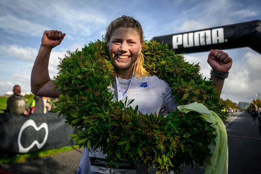 Hanna Aho springer i mål som vinnare i damklassen av