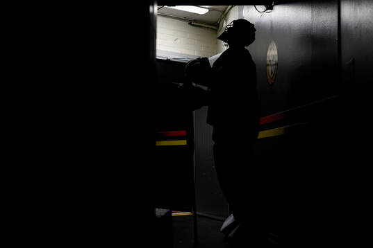 Brynäs målvakt Damian Clara i silhuette