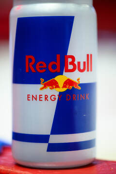 Red Bulls logotyp på en vattenflaska