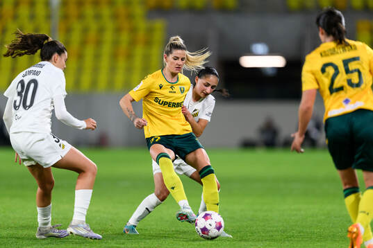 Dzesika Jaszek of Katowice and Nesrin Akgun of Häcken