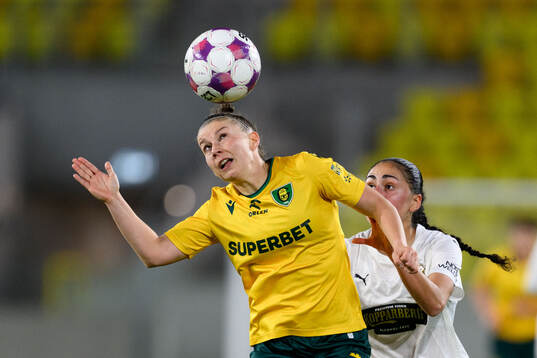 Aleksandra Nieciag of Katowice and Nesrin Akgun of Häcken