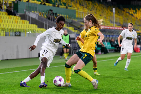 Faith Chinzimu of Häcken and Jagoda Cyraniak of Katowice