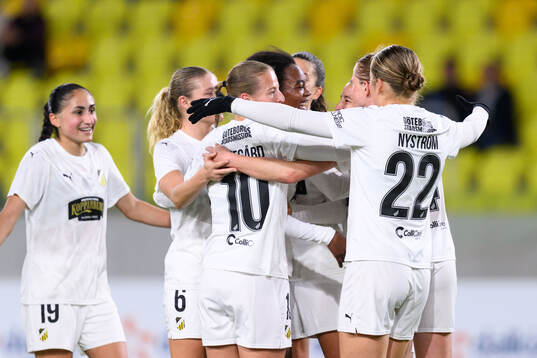 Faith Chinzimu of Häcken celebrates with team mates