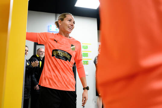 goalkeeper Jennifer Falk of Häcken celebrates