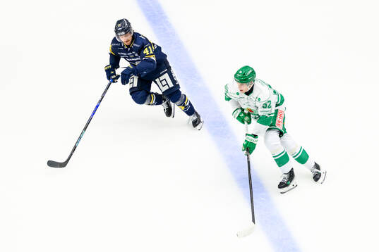 HV71s Riley Woods och Rögles Felix Nilsson