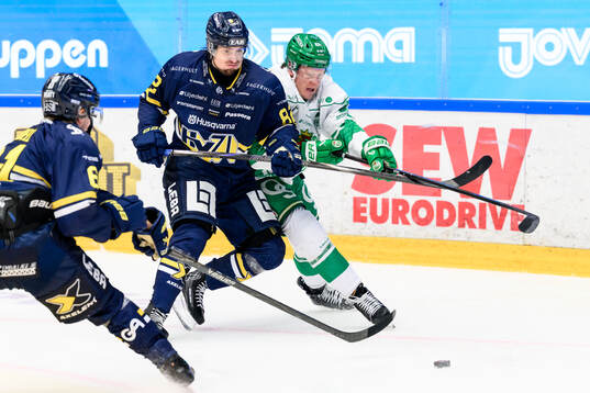 HV71s Santeri Hatakka och Rögles Fredrik Olofsson