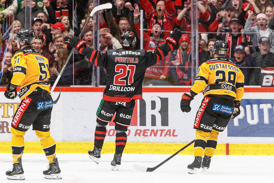 Örebros Patrik Puistola jublar
