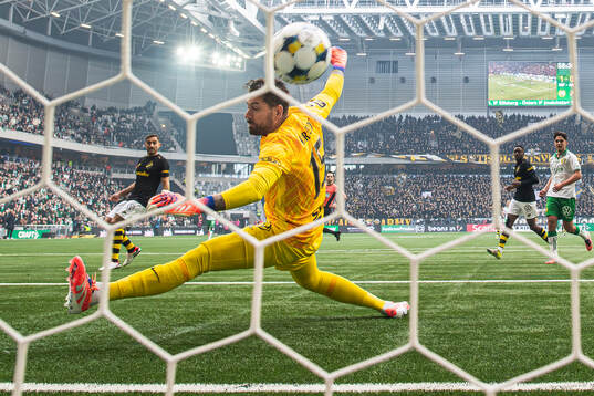 AIKs målvakt Kristoffer Nordfeldt släpper in 2-0 målet