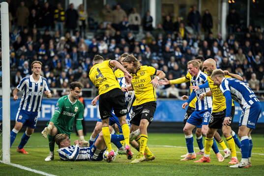 IFK Göteborgs målvakt Elis Bishesari och Felix Eriksson