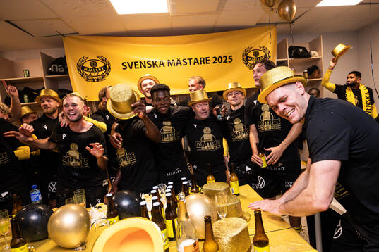 Mjällbys Jacob Bergström jublar i omklädningsrummet