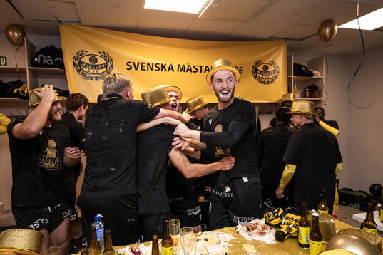 Mjällbys målvakt Noel Törnqvist jublar i