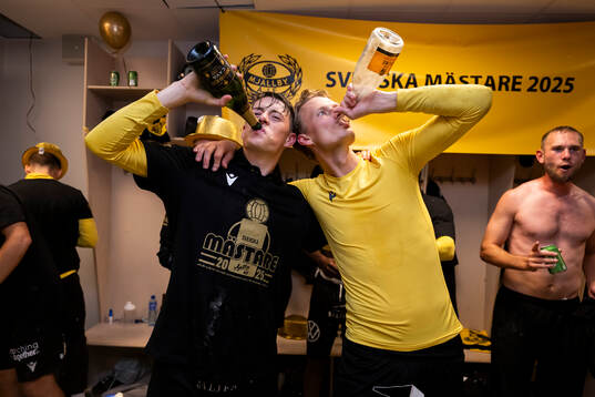 Mjällbys Elliot Stroud och Alexander Johansson jublar
