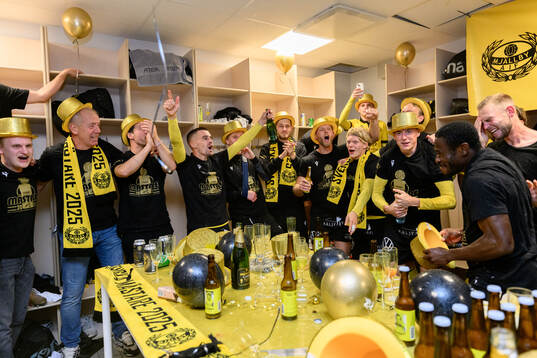 Mjällbys spelare jublar