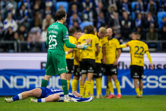 IFK Göteborgs målvakt Elis Bishesari och Noah Tolf