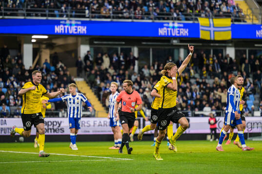 Mjällbys Jacob Bergström och Tom Pettersson jublar