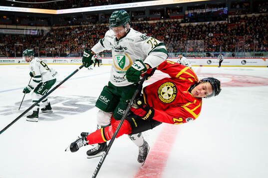 Färjestads Adam Ollas Mattsson och Brynäs Oskar Lindblom
