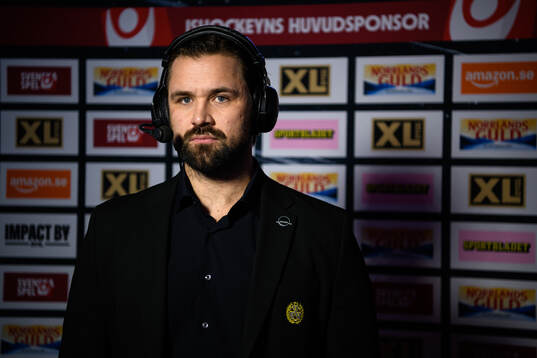 Brynäs sportchef Johan Alcén intrevjuas