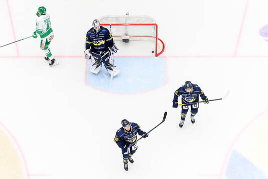 HV71s målvakt Frederik Dichow, Martin Johnsen och Andreas