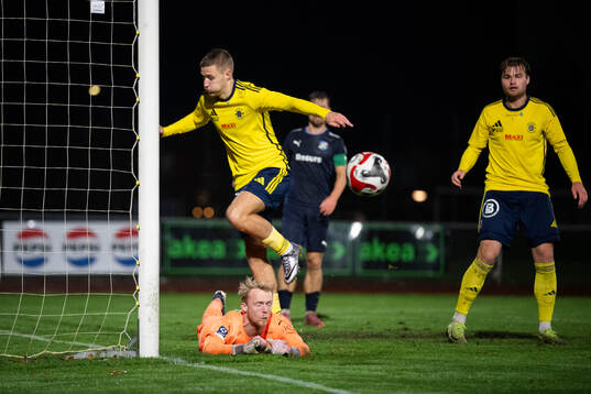 Ängelholms André Gustafson och Eskilsminnes målvakt
