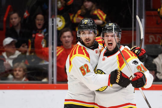 Brynäs Jack Kopacka och Johannes Kinnvall jublar