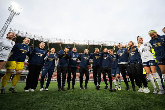 Eskilstuna Uniteds spelare jublar