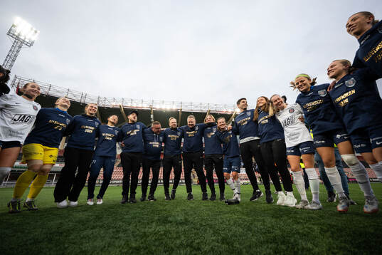 Eskilstuna Uniteds spelare jublar