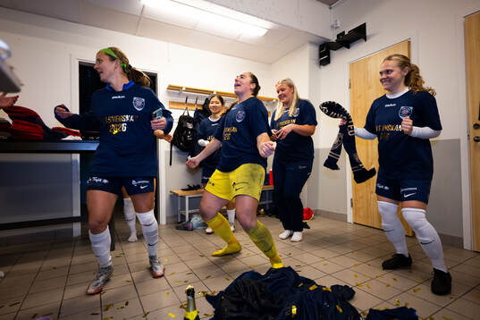 Eskilstuna Uniteds spelare jublar
