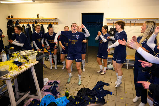 Eskilstuna Uniteds spelare jublar