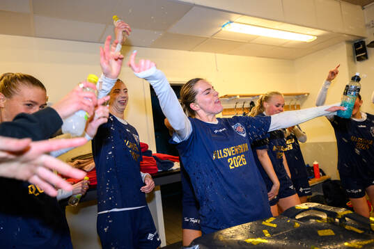 Eskilstuna Uniteds spelare jublar