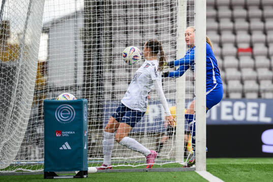 Eskilstuna Uniteds Felicia Rogic gör 0-1 på KIF Örebros