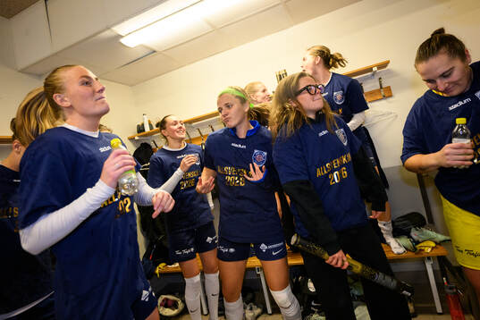 Eskilstuna Uniteds spelare jublar