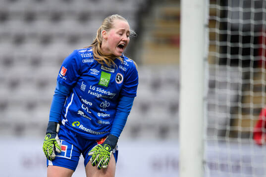 KIF Örebros målvakt Julia Langörgen deppar
