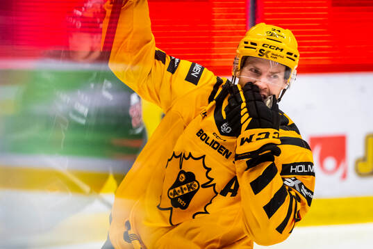 Skellefteås Oscar Lindberg jublar vid 2-3