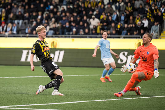 Häckens Isak Brusberg och Malmö FFs målvakt Robin Olsen