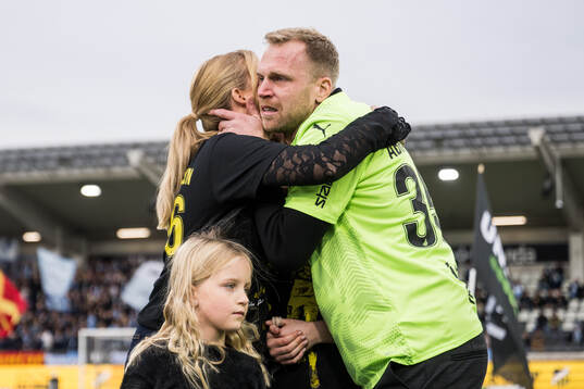 Häckens målvakt Peter Abrahamsson tackas av