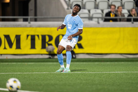 Malmö FFs Emmanuel Ekong deppar