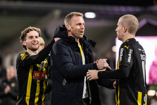 Häckens Adam Lundkvist och Simon Gustafson med målvakt