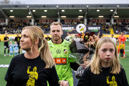 Häckens målvakt Peter Abrahamsson tackas av