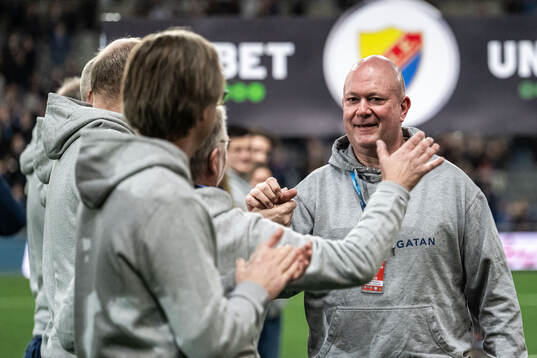 Djurgårdens vd Henrik Berggren tackas av