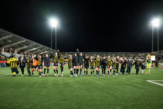 Häckens spelare jublar
