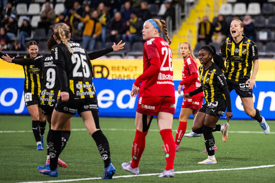 Häckens Monica Jusu Bah och Anna Anvegård jublar