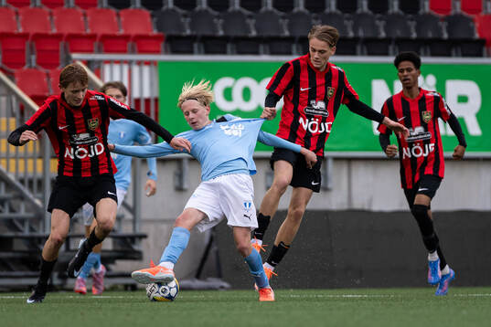 Malmö FFs Svante Källoff mot Brommapojkarnas Malcolm