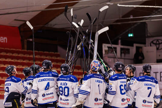 Karlskogas spelare jublar