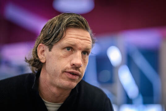 IFK Göteborgs Gustav Svensson blir intervjuad