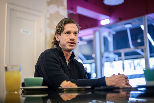 IFK Göteborgs Gustav Svensson blir intervjuad