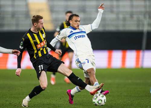 Julius Lindberg of Häcken and Diego Moreira of Strasbourg