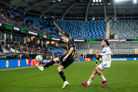 Amor Layouni of Häcken and Diego Moreira of Strasbourg