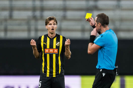 Samuel Leach Holm of Häcken reacts against referee Luca