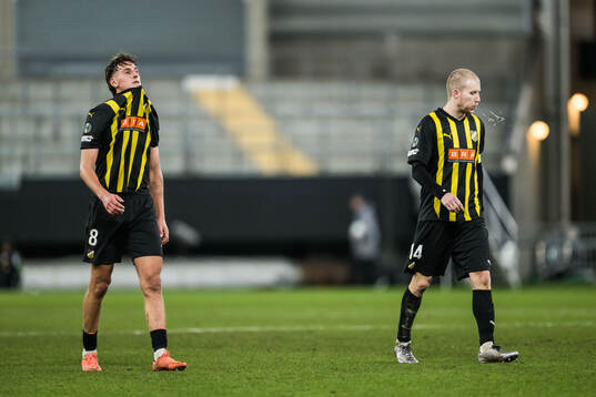 Silas Andersen and Simon Gustafson of Häcken look dejected